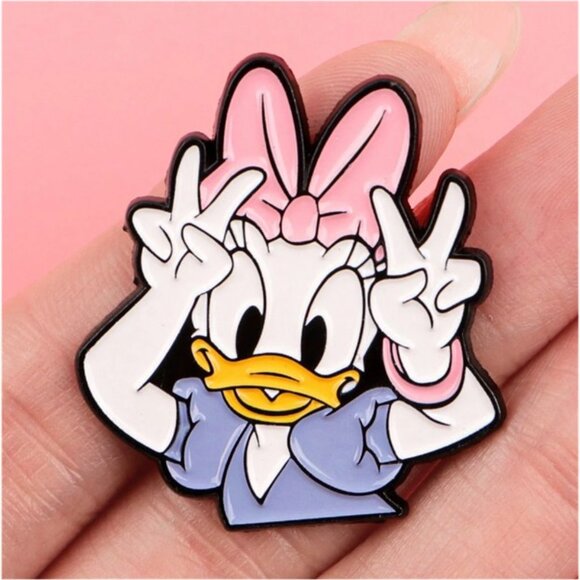 DISNEY “Daisy Duck” Enamel Trading Pin (BRAND NEW!) - Picture 1 of 3